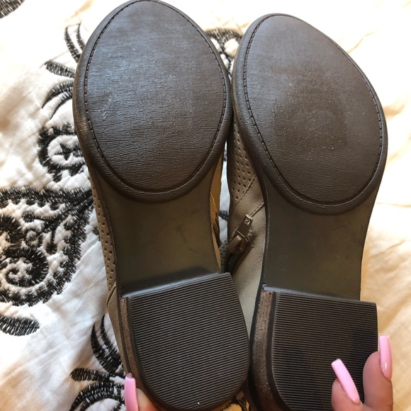 Treasure Bond NWOT Taupe Booties Size 5 - Picture 4 of 4